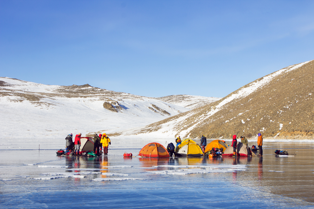 Поход по Байкалу на коньках - палатки на льду